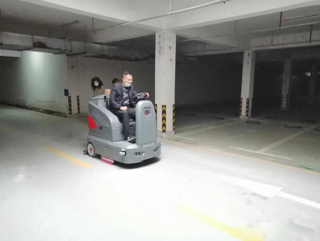 鄂州小区物业保洁不用人力改用驾驶式洗地机了